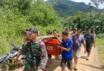 Bantu prosesi pemakaman warga di perbatasan. Selasa (17/05/2022)
