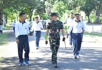 Danlanudal Kupang Letkol Laut (E) Dian Supiandi membawa bibit pohon