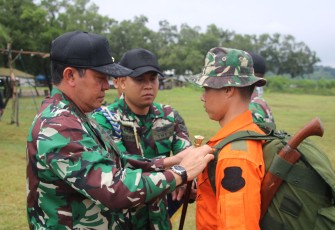 Pangkoopsud I Marsda TNI Bambang Gunarto menutup latihan survival 