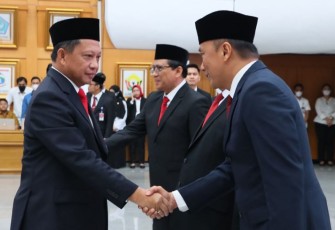 Mendagri Tito Karnavian memberikan ucapan selamat Arif Fakrulloh atas jabatan yang baru, Rabu (15/3) 