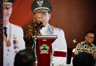 Pj Bupati Pati  saat menyampaikan progres pembangunan jembatan Juwana