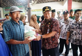Penyaluran bantuan pascabanjir di Pati