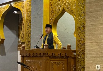 Gubernur Rohidin Isi Ceramah dan Salat Tarawih