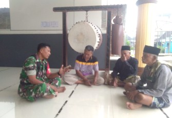 Serma Ristanto saat berkordinasi dengan takmir masjid Baiturrohim