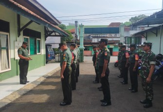 Anggota Koramil 0718-01/Pati saat doa apel pagi