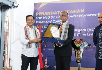 Penandatanganan SOP MoU On Cross Border Movement by Commercial Buses and Coaches, Direktur Jenderal Perhubungan Darat, Hendro Sugiatno bersama Gubernur Nusa Tenggara Timur (NTT) Viktor Bungtilu Laiskodat dan Direktur Jenderal Transportasi dan Komunikasi Timor Leste, Constantino Ferreira Soares 