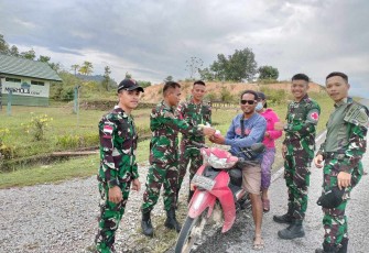 Bagikan takjil gratis di perbatasan 