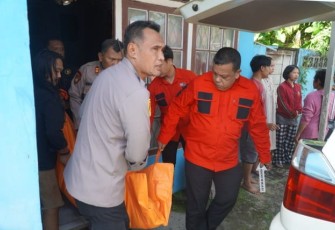 Petugas evakuasi korban wanita bunuh diri