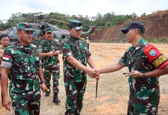 Danrem 121/Abw Brigjen TNI Pribadi Jatmiko saat menyambut kedatangan Panglima TNI Laksamana TNI Yudo Margono 