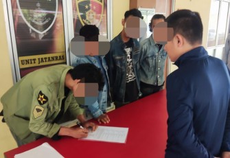 Keempat pelaku didampingi Kasat Reskrim Polresta Pontianak saat membuat surat pernyataan bahwa perbuatan yang dilakukan adalah salah, dan keempatnya meminta maaf kepada kepada masyarakat Indonesia,kepada Presiden RI,kepada Ketua DPR RI serta Ketua DPRD Kalbar, Minggu (02/04/2023) di Mapolresta Pontianak.