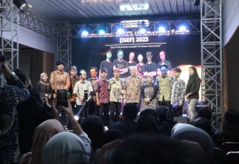 Dokumentasi: Superhero Kebersihan 37 Bersama Pjs. Rektor Universitas Pertamina, Budi W. Soetjipto, Ph.D., pada kegiatan ISEF 2023, di Universitas Pertamina, Minggu (26/03).