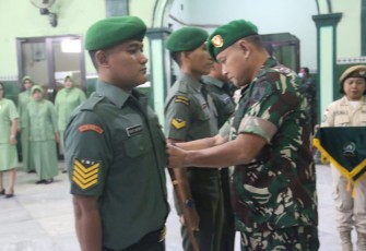 Dandim 0803/Madiun Letkol Inf Meina Helmi saat penyematan kenaikan pangkat prajuritnya 