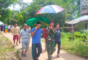 Bantu pemakaman warga di perbatasan 