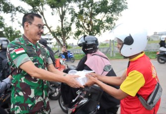 Pangdam XII/Tpr Mayjen TNI Sulaiman Agusto saat memberikan takjil