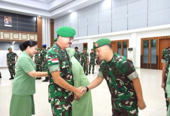 Pangdam XII/Tpr Mayjen TNI Sulaiman Agusto berikan ucapan selamat kenaikan pangkat prajuritnya 