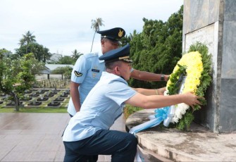 Kadispers Lanud Sutan Sjahrir Letkol Adm Aliyus saat pimpin ziarah dan tabur bunga di TMP Kusuma Negara Padang, Sabtu (8/4)