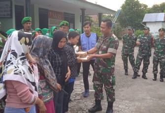 Danramil 10/Mojoagung Lettu Arh Hery Setiyawan memberikan beras dan takjil, Sabtu (8/4)