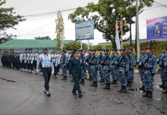 Kadispers Lanud Sutan Sjahrir Letkol Adm Aliyus saat inspeksi pasukan upacara HUT TNI ke-77 TNI AU 