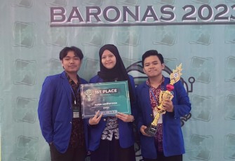 Pande Kadek Tresna Juliana, Alya Aprimavista, dan Muhammad Harish saat menerima penghargaan Juara 1 Kategori Karya Tulis Ilmiah dalam Lomba Robot Nasional 2023 di Institut Teknologi Sepuluh Nopember, Jumat (17/03).
