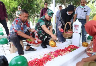 Kasad Jenderal TNI Dudung Abdurachman saat ziarah dan tabur bunga