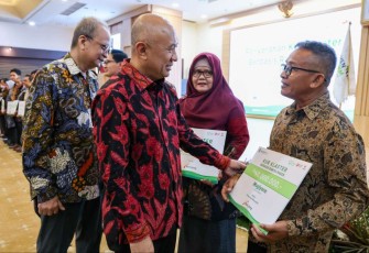 MenkopUKM Teten Masduki saat menyerahkan KUR Klaster Berbasis Rantai Pasok