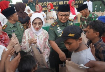 Danrem 064/MY Brigjen TNI Tatang Subarna saat memberikan santunan