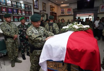 Kasad Jenderal TNI Dudung Abdurachman saat memberikan penghormatan terakhir prajurit terbaiknya yang gugur di Papua Tengah