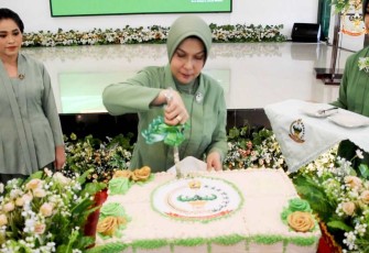 Pemotongan kue HUT Persit Ke-77 KCK 