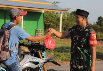 Berbagi Takjil Bulan Suci Ramadhan di perbatasan 