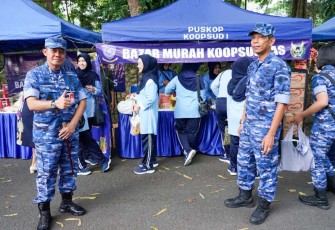 Pangkoopsud I Marsda TNI Bambang Gunarto di depan stand bazar murah
