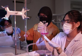 Ilustrasi: Kegiatan praktikum mahasiswa Teknik Lingkungan di Laboratorium Kimia Terintegrasi Universitas Pertamina.