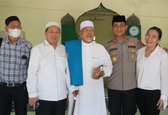 Kapolres Belawan saat mengunjungi musholla
