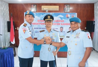 Danlanud Sutan Sjahrir Kol Nav Saeful Rakhmat foto bersama Dansatpom usai sertijab, Senin (17/4)