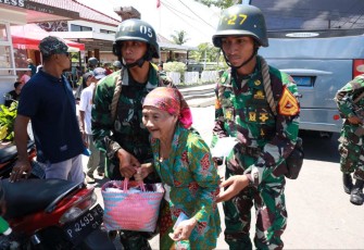 Taruna AAL saat baksos