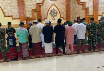 Shalat tarawih berjamaah di perbatasan 
