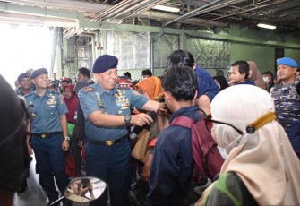 Pangkolinlamil Laksda TNI Yayan Sofiyan menyambut kedatangan pemudik