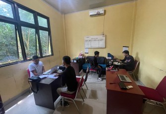 Kedua pelaku saat diperiksa penyidik