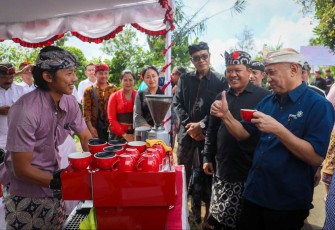 MenkopUKM Teten Masduki saat mencicipi kopi di Kintamani 