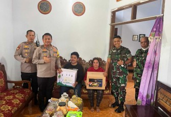Kapolres Blitar Kota AKBP Argowiyono saat memberikan bantuan