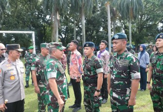 Pangdam I/BB Mayjen TNI Achmad Daniel Chardin saat pengecekan pasukan VVIP lanud Sutan Sjahrir, Rabu (3/5) 