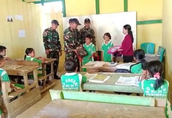 Bagikan perlengkapan sekolah di perbatasan 