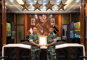 Sertu Dirhamsyah saat menerima penghargaan Kasad di Mabesad Jakarta, Jum'at (12/5)