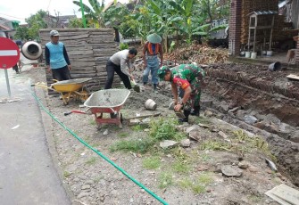 Gotong royong perbaiki saluran air di wilayah binaan 
