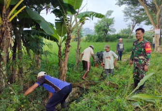Gotong royong bersama warga binaan bersihkan saluran irigasi 