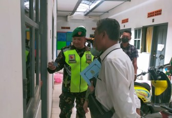 Personel Kodim 0803/Madiun saat razia rumah kost di wilayah Kartoharjo, Kota Madiun, Senin (15/5)