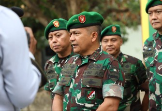 Pangdam I/BB Mayjen TNI Achmad Daniel Chardin saat memberikan keterangan pers pelatihan sandi dan siber di Medan, Senin (15/5) 