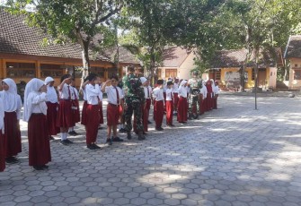 Upacara bendera di SD wilayah desa binaan 