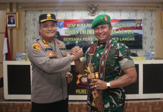 Pangdam XII/Tpr Mayjen TNI Iwan Setiawan bersama Kapolres Landak AKBP I Nyoman Budi Artawan