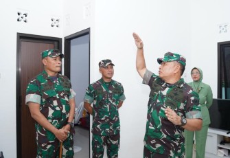 Kasad Jenderal TNI Dudung Abdurachman saat meninjau rumdis prajurit Yonarhanud 15/DBY, Semarang 