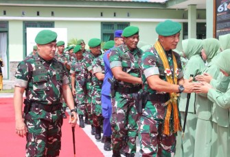 Pangdam XIV Hasanuddin Mayjen TNI Dr Totok Imam Santoso disambut prajurit Kodim 1416/Muna